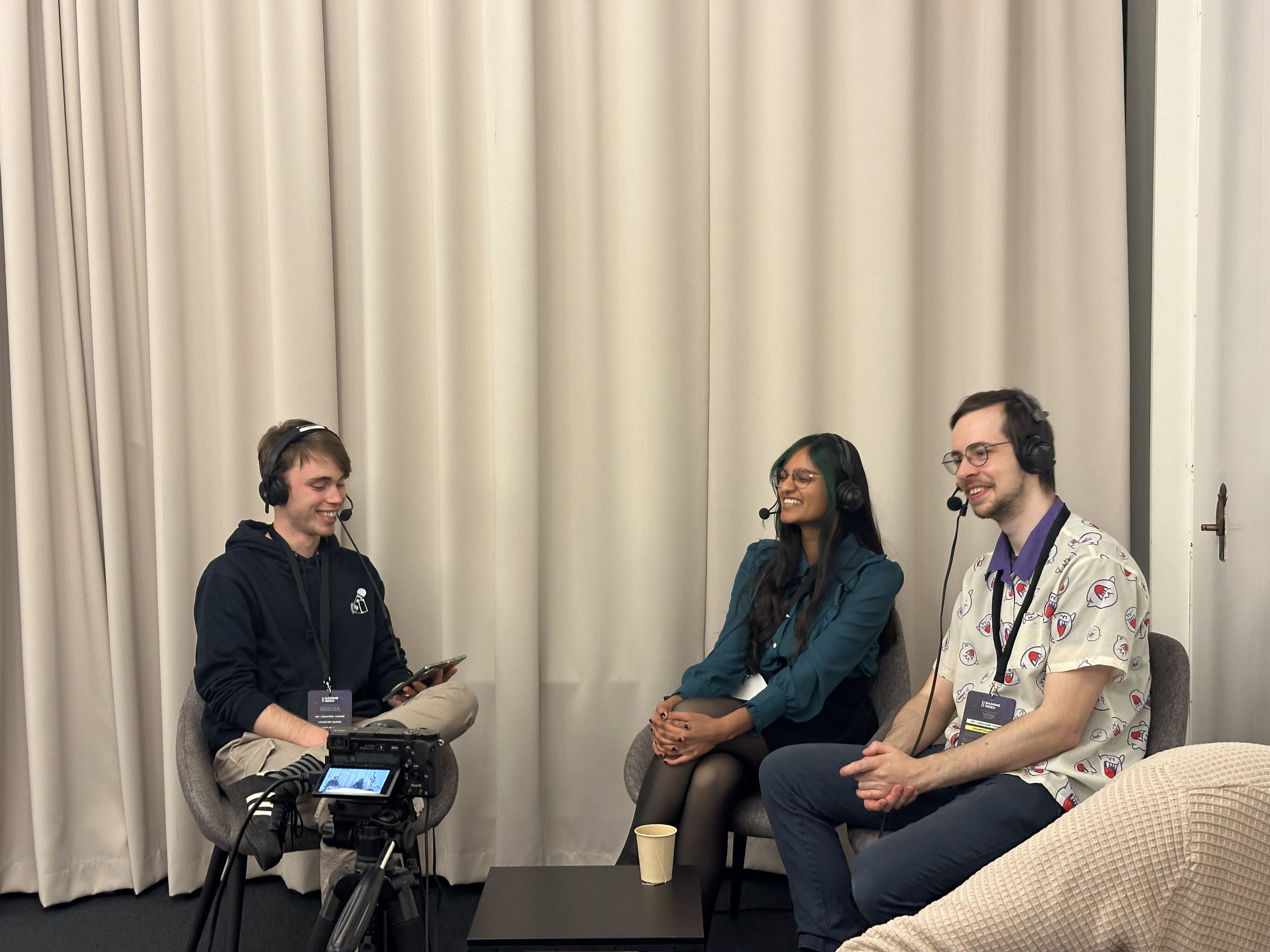 Siig Det Nu hosts med merch